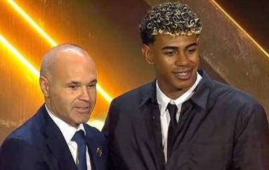 17岁天才卡尔展现极强潜力，德甲首秀表现亮眼，凭借出色技术和风格成为焦点。