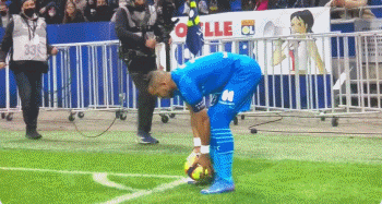 报16连胜终结之仇！凯恩破门追平姆巴佩，拜仁3-2柏林联合三线狂飙