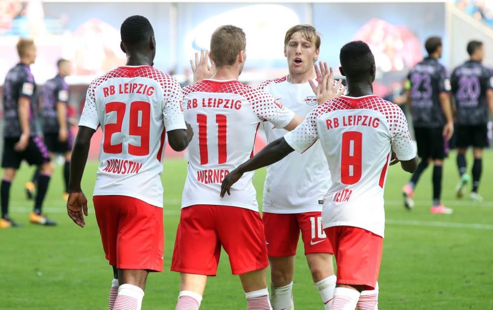 足球国足球员获赞：比赛态度专业（国脚获赞：比赛态度十分专业）